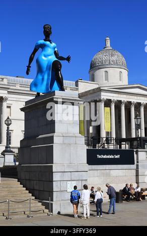 Das neue Fourth-Plinth-Kunstwerk, Lady in Blue, von der Künstlerin Tschabalala Self, die 5m hohe Skulptur soll eine junge, metropolitane Frau darstellen., auf dem Trafalgar Square, London, UK. Stockfoto