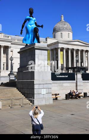 Das neue Fourth-Plinth-Kunstwerk, Lady in Blue, von der Künstlerin Tschabalala Self, die 5m hohe Skulptur soll eine junge, metropolitane Frau darstellen., auf dem Trafalgar Square, London, UK. Stockfoto