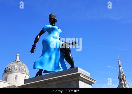 Das neue Fourth-Plinth-Kunstwerk, Lady in Blue, von der Künstlerin Tschabalala Self, die 5m hohe Skulptur soll eine junge, metropolitane Frau darstellen., auf dem Trafalgar Square, London, UK. Stockfoto