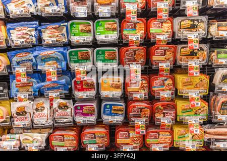 Nahaufnahme von verpacktem Delikatessenfleisch in einer gekühlten Supermarktauslage Stockfoto