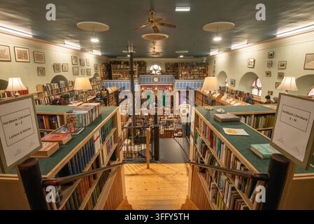 Innenraum von Leakeys Buchladen, Secondhand-Buchhandlung, Inverness, Schottland Stockfoto