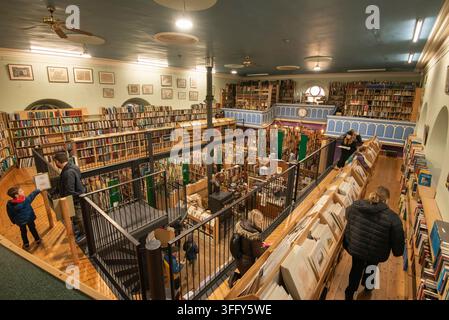 Innenraum von Leakeys Buchladen, Secondhand-Buchhandlung, Inverness, Schottland Stockfoto