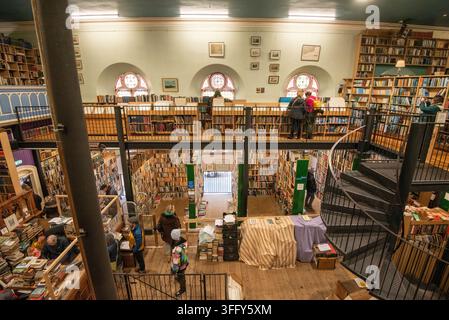 Innenraum von Leakeys Buchladen, Secondhand-Buchhandlung, Inverness, Schottland Stockfoto