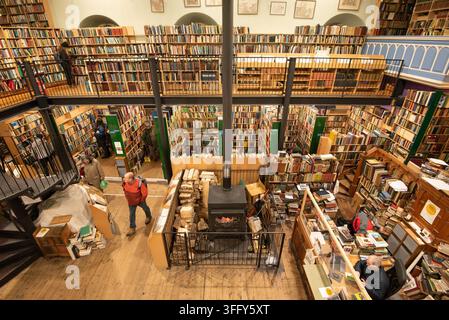 Innenraum von Leakeys Buchladen, Secondhand-Buchhandlung, Inverness, Schottland Stockfoto