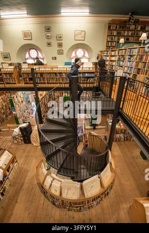 Innenraum von Leakeys Buchladen, Secondhand-Buchhandlung, Inverness, Schottland Stockfoto