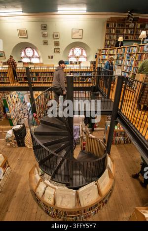 Innenraum von Leakeys Buchladen, Secondhand-Buchhandlung, Inverness, Schottland Stockfoto