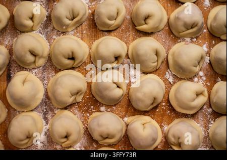 Hausgemachte Knödel dicht auf Holzbrett angeordnet Stockfoto