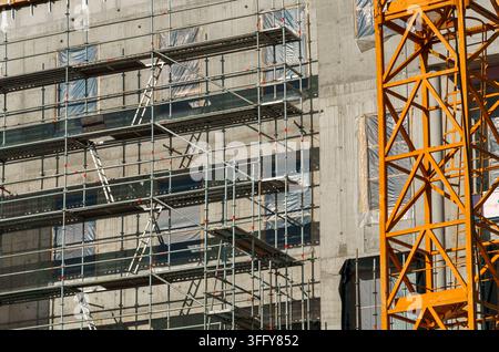 Städtische Bauszene in Budapest zeigt umfangreiches Metallgerüst vor einer massiven Betonfassade. Industrielle Entwicklung fängt Fortschritt ein Stockfoto