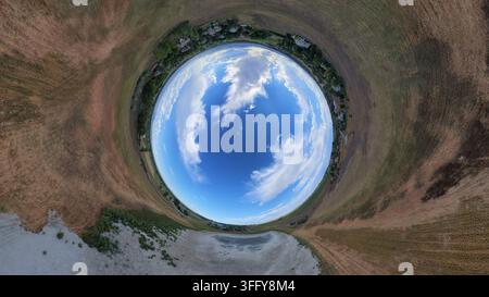 Luftbild des Little Gaynor Lake, umgeben von landwirtschaftlichen Feldern und Wohngebieten in Longmont, Colorado, Vereinigte Staaten. Stockfoto