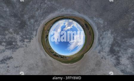 Luftaufnahme des Little Gaynor Lake, umgeben von ländlichen Feldern und offener Landschaft in Longmont, Colorado, Vereinigte Staaten. Stockfoto