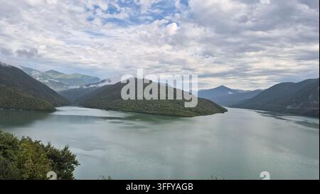 Türnisches Wasser des Zhinvali-Stausees, umgeben von grünen Bergen entlang der Georgischen Militärstraße Stockfoto