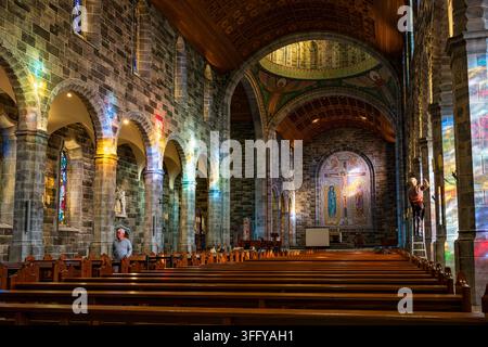 Galway, Irland, 6. Aug. 2026. Touristenrundgang in der Kathedrale unserer lieben Frau vom Himmelfahrt und des heiligen Nikolaus, allgemein bekannt als Galway-Kathedrale. E Stockfoto