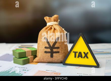 Symbol für die Aufmerksamkeit auf Steuern und einen Geldbeutel mit Yen oder Yuan. Finanzberichte. Steuerzahlungsfrist. Stockfoto