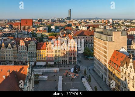 Luftbild des historischen Marktplatzes mit bunten Mietshäusern, der gotischen Kirche St. Elisabeth und dem Wolkenkratzer Sky Tower in Wr Stockfoto