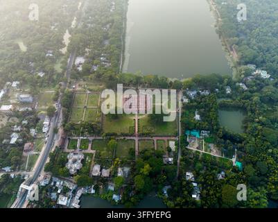 Luftaufnahme der historischen Sixty Dome Mosque, umgeben von üppigen grünen Gärten, Teichen und Bäumen in Bagerhat, Khulna Division, Bangladesch. Stockfoto