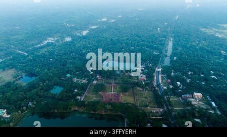 Luftaufnahme der historischen Sixty Dome Moschee, umgeben von üppiger Vegetation, Teichen und ländlicher Landschaft in Bagerhat, Khulna Division, Bangladesch. Stockfoto