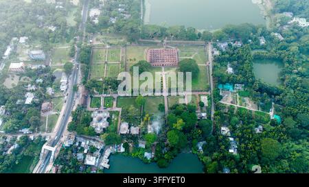 Luftaufnahme der historischen Sixty Dome Mosque, umgeben von üppigen grünen Gärten, Bäumen und nahegelegenen Teichen in Bagerhat, Khulna Division, Bangladesch. Stockfoto