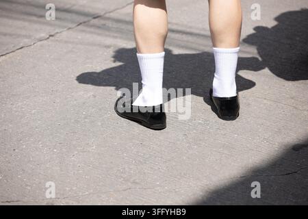Mann in schwarzen Lederschuhen und weißen Socken, Hochwinkelaufnahme. Stockfoto