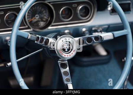 Koprivnice, Tschechien - 31. Mai 2026: Ford Mustang 1967 - Auto, Wagen und Automobildetail. Gut erhaltenes und gepflegtes klassisches Interieur mit Original Stockfoto