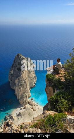 Erleben Sie atemberaubende Landschaften von den Myzithres-Klippen im Keri-See, Zakynthos, Griechenland, mit auffallend türkisfarbenem Wasser unten und einer ruhigen Atmosphäre Stockfoto
