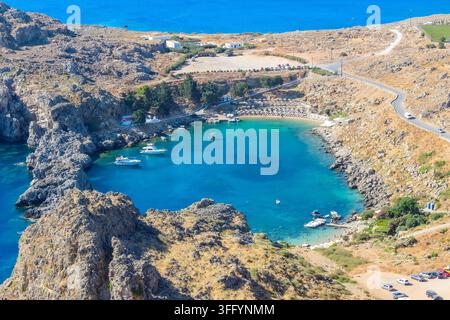 Oberansicht der herzförmigen Bucht von St. Pauls von der Akropolis von Lindos, griechische Insel Rhodos Stockfoto