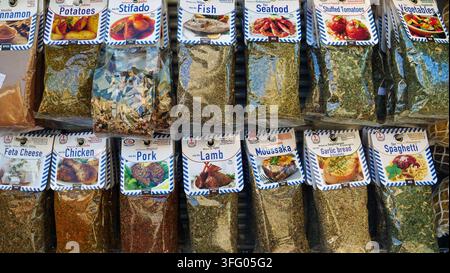 Kräuter und Gewürze zum Verkauf auf einem Markt in Plaka, Athen Stockfoto