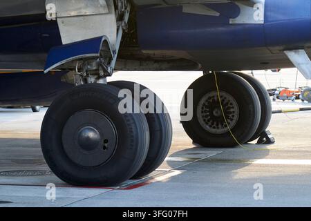 Blockierte Räder mit Michelin-Reifen an einer Ryanair Boeing 737 Max 8 in Dublin Airport, Dublin, Republik Irland Stockfoto