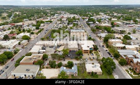 Stadtstraßen, Geschäftsgebäude, Viertel, ausgewachsene Bäume und der Flusskorridor in Kerrville, Texas, USA. Luftaufnahme. Stockfoto