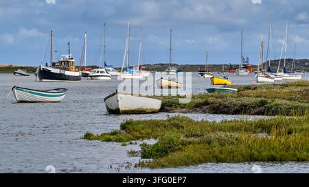 Kleine Boote im Hafen von Brancaster Staithe, Norfolk, UK Stockfoto