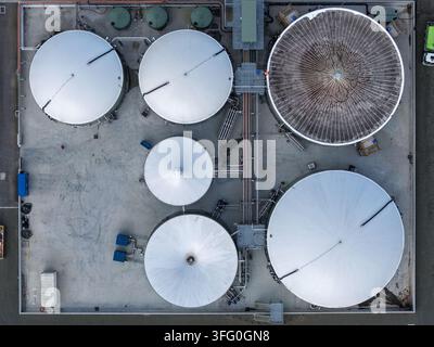 Lilydale, Australien - 10. September 2026: Luftaufnahme der anaeroben Vergärungsanlage von Yarra Valley Water in Lilydale mit großem industriellem Speicherbehälter Stockfoto