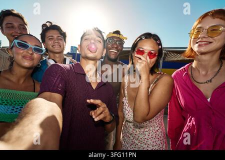 Gruppe multikultureller junger Freunde, die lächeln und lachen, und ein Nahaufnahme-Selfie im Freien an einem sonnigen Tag machen Stockfoto