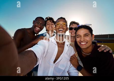 Gruppe glücklicher männlicher Freunde, die lächeln, sich verbinden und den Sommer im Freien genießen, Freundschaft und Zusammenhalt feiern Stockfoto