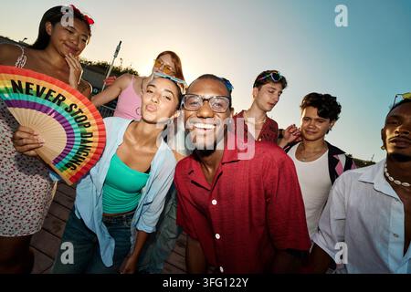 Gruppe glücklicher, vielfältiger junger Freunde, die Spaß haben, lächeln und auf einem Sommersommerfest draußen feiern Stockfoto