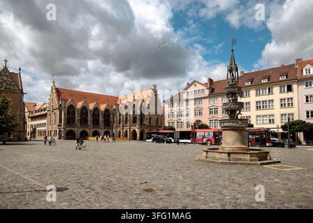 Weite Ansicht über den Altstadtmarkt in Richtung des gotischen Alten Rathauses und des Marienbrunnens im historischen Zentrum von Braunschweig. Stockfoto