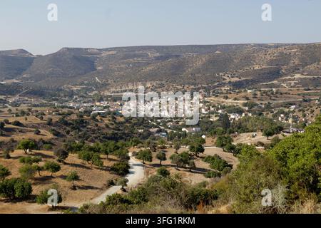 Panoramablick auf das traditionelle Dorf Agios Theodoros und die sanften Hügel der Landschaft im Bezirk Larnaka, Zypern. Stockfoto