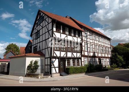 Historische Fachwerkhäuser und traditionelle Straßenbilder in der Altstadt von Wolfenbüttel, Niedersachsen. Stockfoto