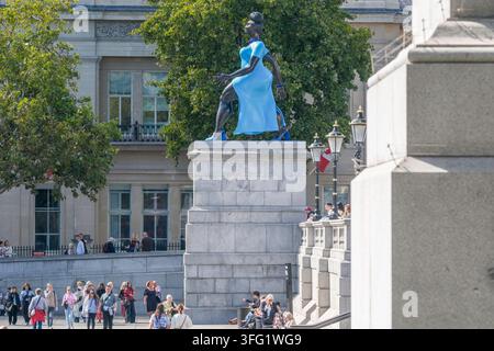 London, UK. 10. September 2026. „Lady in Blue“ von Tschabalala Self wird das 16. Kunstwerk, das auf dem Fourth Plinth am Trafalgar Square enthüllt wird, einem der wichtigsten Kunstaufträge weltweit. Die schreitende Bronze- und Blaufigur wurde von dem Wunsch inspiriert, eine zeitgenössische „Jedefrau“, mit der sich viele Frauen identifizieren können, auf dem Trafalgar Square zu platzieren. Das Werk wird bis 2028 zu sehen sein. Stockfoto