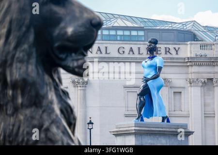 London, UK. 10. September 2026. „Lady in Blue“ von Tschabalala Self wird das 16. Kunstwerk, das auf dem Fourth Plinth am Trafalgar Square enthüllt wird, einem der wichtigsten Kunstaufträge weltweit. Die schreitende Bronze- und Blaufigur wurde von dem Wunsch inspiriert, eine zeitgenössische „Jedefrau“, mit der sich viele Frauen identifizieren können, auf dem Trafalgar Square zu platzieren. Das Werk wird bis 2028 zu sehen sein. Stockfoto
