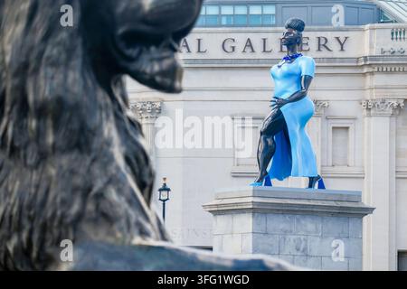 London, UK. 10. September 2026. „Lady in Blue“ von Tschabalala Self wird das 16. Kunstwerk, das auf dem Fourth Plinth am Trafalgar Square enthüllt wird, einem der wichtigsten Kunstaufträge weltweit. Die schreitende Bronze- und Blaufigur wurde von dem Wunsch inspiriert, eine zeitgenössische „Jedefrau“, mit der sich viele Frauen identifizieren können, auf dem Trafalgar Square zu platzieren. Das Werk wird bis 2028 zu sehen sein. Stockfoto