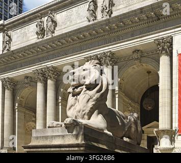 Tapferkeit, Marmorlöwe, vor der New York Public Library Stephen A. Schwarzman Building. USA Stockfoto
