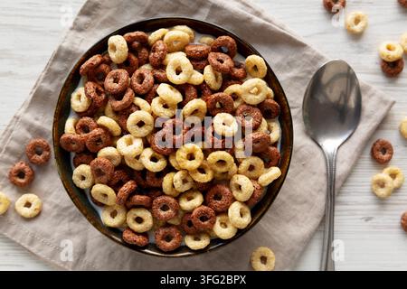 Gesundes Frühstückszerealien mit Vollmilch in einer Schüssel, Blick von oben. Stockfoto