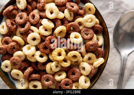 Gesundes Frühstückszerealien mit Vollmilch in einer Schüssel, Blick von oben. Stockfoto