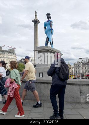 London UK, 10. September 2026. Menschen versammeln sich, um „Lady in Blue“, die neue Skulptur auf dem vierten Sockel des Künstlers Tschabalala Self, am Tag ihrer Enthüllung am Trafalgar Square zu sehen. Die bronzene Figur, patiniert in Lapislazuli-Blau, stellt eine schreitende zeitgenössische Frau dar, mit der Nelson-Säule im Hintergrund. Credit:xiu bao/Alamy Live News Stockfoto