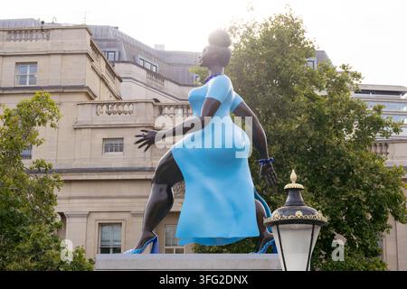 London UK, 10. September 2026. Eine nähere Ansicht von „Lady in Blue“, der neuen Fourth-Plinth-Skulptur von Tschabalala Self, zeigt die schreitende Pose der Bronzestatue und die Patina aus Lapislazuli-Blau am Trafalgar Square am Tag der Enthüllung.  Credit:xiu bao/Alamy Live News Stockfoto