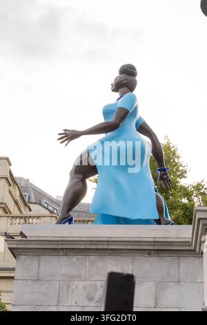 London UK, 10. September 2026. Blick auf „Lady in Blue“, die neue Fourth-Plinth-Skulptur von Tschabalala Self am Trafalgar Square an ihrem Enthüllungstag. Credit:xiu bao/Alamy Live News Stockfoto