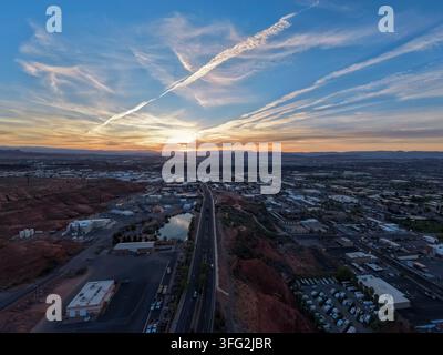 St. George, Utah - 28. März 2026: Eine Drohne fängt den Straßenverkehr während eines farbenfrohen Sonnenuntergangs ein. Stockfoto