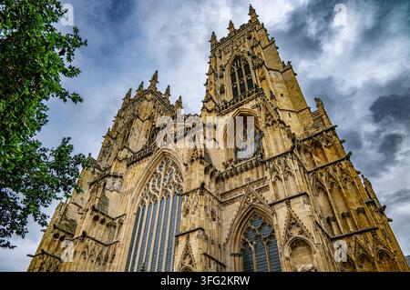 Die Westfassade des York Minster, der zweitgrößten gotischen Kathedrale Nordeuropas, vollendet im Jahr 1472 Stockfoto