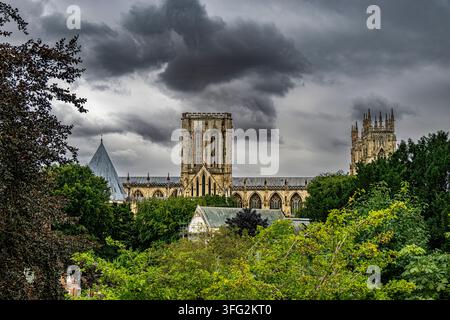 York Minster, die zweitgrößte gotische Kathedrale Nordeuropas, fertiggestellt 1472, wie von den Stadtmauern aus gesehen Stockfoto