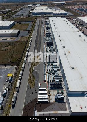 Luftbild einer großen Rechenzentrumsanlage und Kühlausrüstung Stockfoto