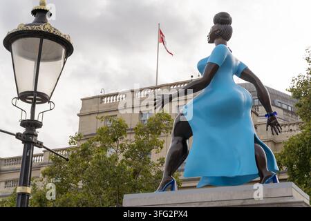 London UK, 10. September 2026. Blick auf „Lady in Blue“, die neue Fourth-Plinth-Skulptur von Tschabalala Self, zeigt die Bronzestatue, die sich gegen den Himmel streckt, eingerahmt von einer traditionellen Laterne und der kanadischen Flagge, die oben auf Canada House weht, aufgenommen an ihrem Enthüllungstag.  Credit:xiu bao/Alamy Live News Stockfoto